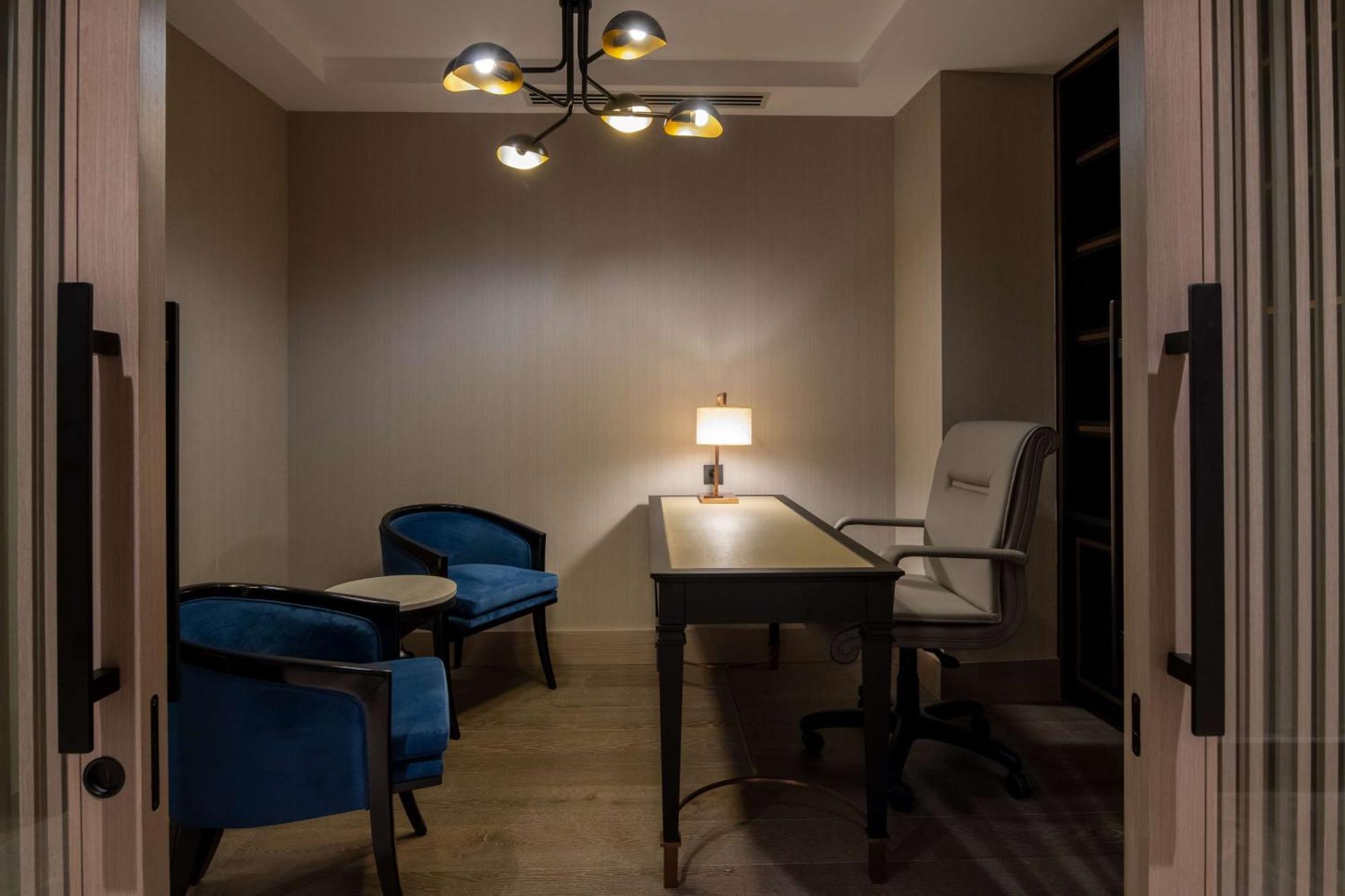Hilton Mall Of اسطنبول المظهر الخارجي الصورة The interior of the office of the President of the University of Novi Sad