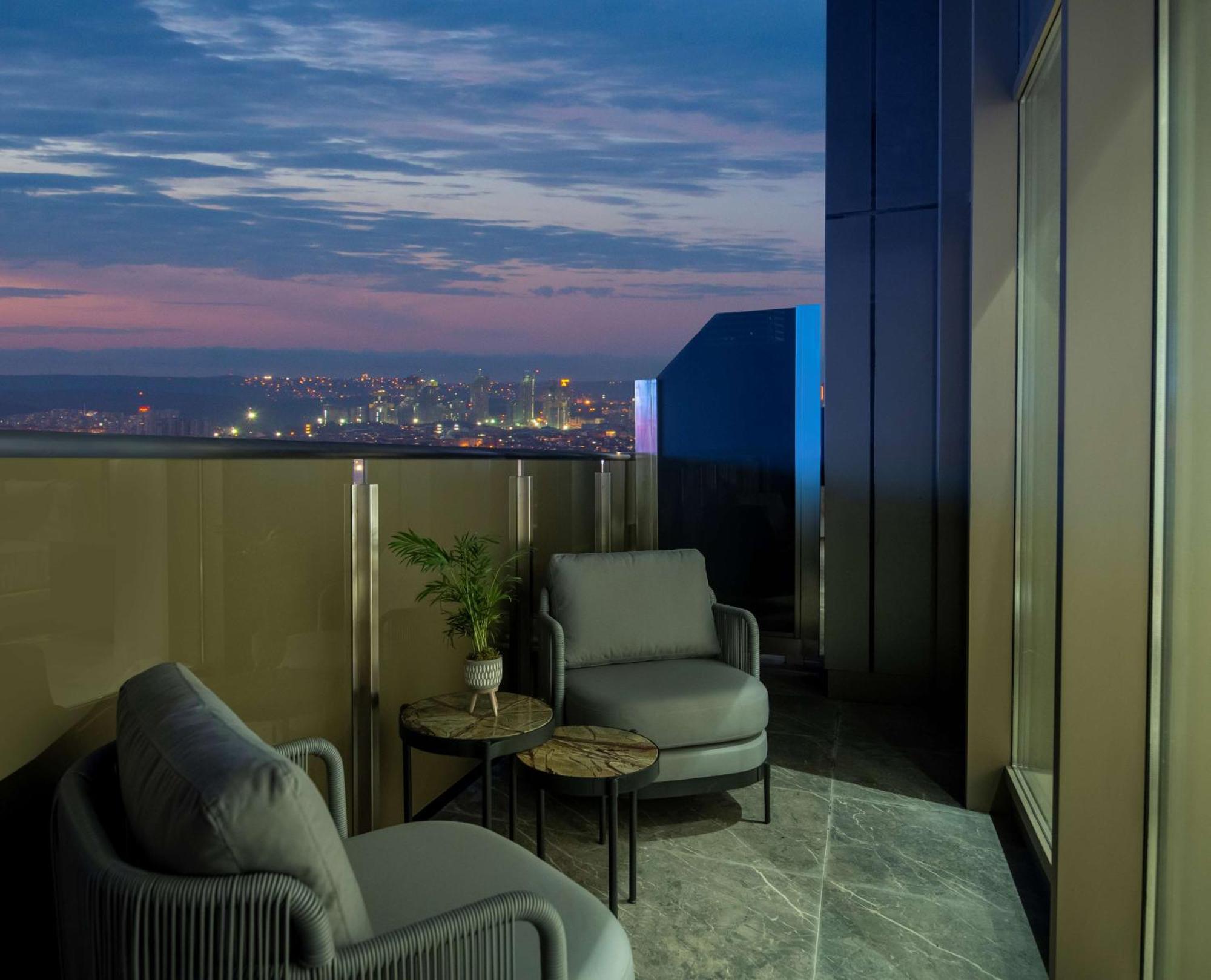 Hilton Mall Of اسطنبول المظهر الخارجي الصورة View from the balcony of a Sky Suite